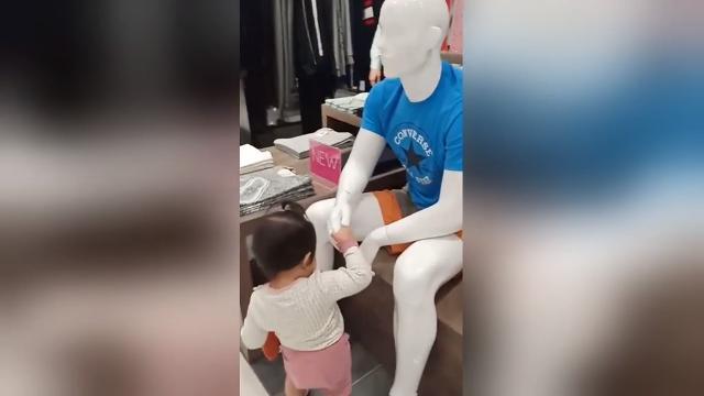 La bimba educata saluta anche i manichini. Che tenera
