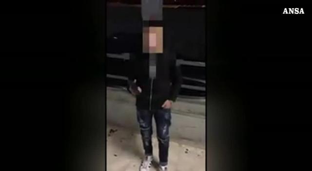 Bimbo armato che canta brano neomelodico su Facebook