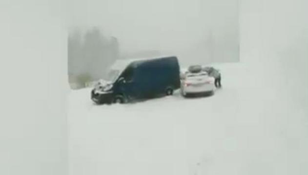 Macchine ' in fuga' sul ghiaccio: l'inseguimento è inutile