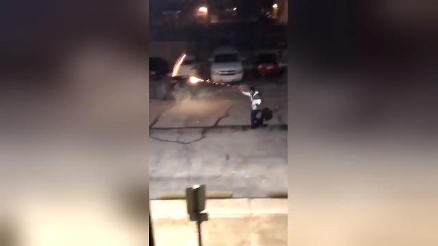 Duello all'ultimo fuoco d'artificio: la sfida è da pazzi