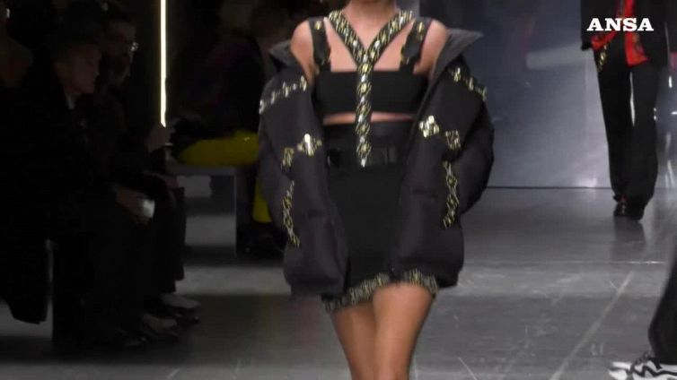 L''uomo Versace osa tra bondage e trasparenze