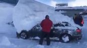 Tre metri di neve sul parabrezza: il video è virale