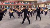Il preside guida il ballo degli studenti: il video è virale