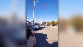 La mamma lancia la ciabatta e centra la figlia a 30 metri