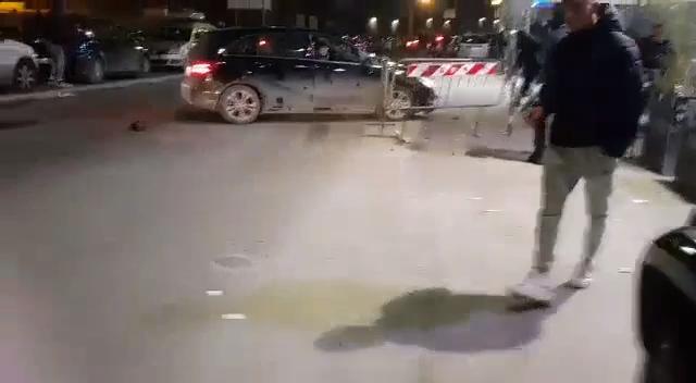 Ubriaco respinto dal buttafuori, lo investe con l'auto