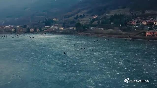 Lago di Endine, spettacolo di ghiaccio in Val Cavallina