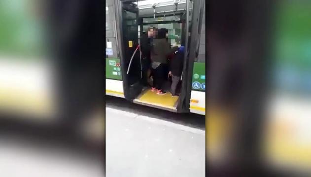 Rissa in autobus, spinte e schiaffi a madre col velo