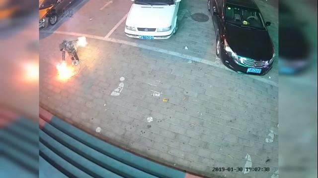 Butta la stellina nel tombino e fa esplodere il marciapiede