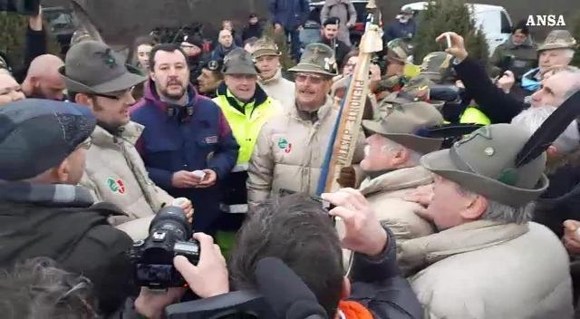Alpini intonano Signore delle cime a Salvini