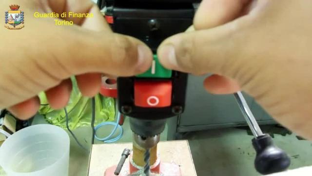 Sequestrati oltre 700mila stick colla pericolosa