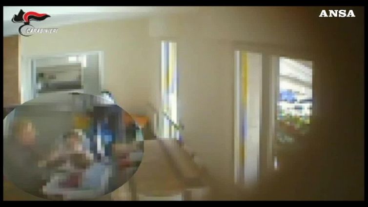 Percosse ai bimbi di una casa-nido, arrestata