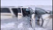 Auto affonda nel lago ghiacciato: panico a bordo