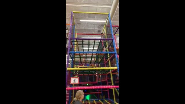 Sale sul gioco per bambini e precipita al suolo