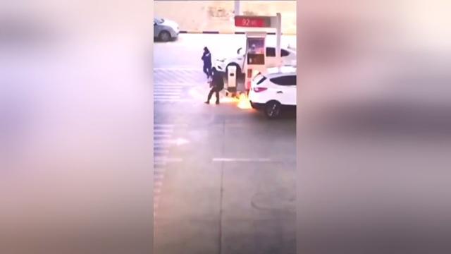 Panico al distributore: scoppia l'incendio, l'auto va a fuoco