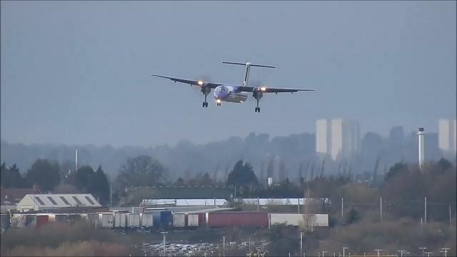 Tempesta in aeroporto: l'atterraggio è miracoloso