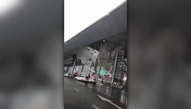 Disastro all'aeroporto: crolla tetto