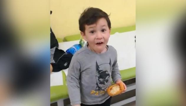 Prova la nuova protesi del braccio, l’emozione del bimbo