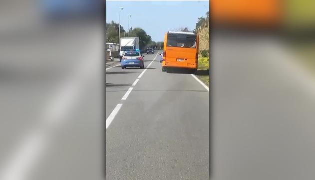 Prova a scappare con l'autobus rubato: fermato dalla polizia