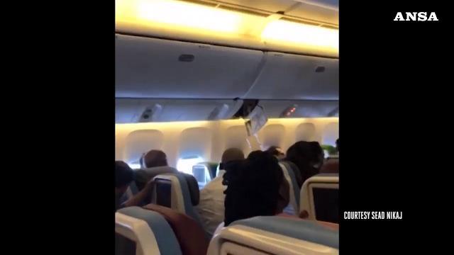 Turbolenza in volo, 30 feriti su volo per Ny