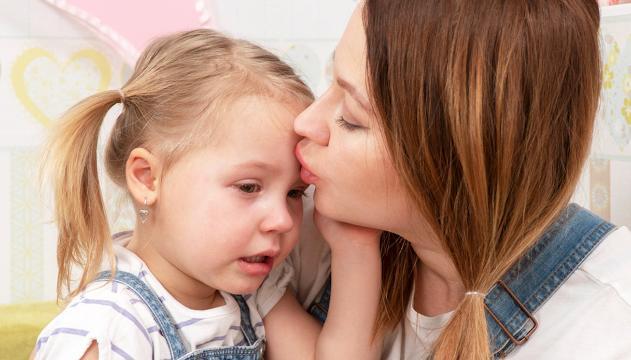 È ufficiale, i baci della mamma curano più dell’omeopatia