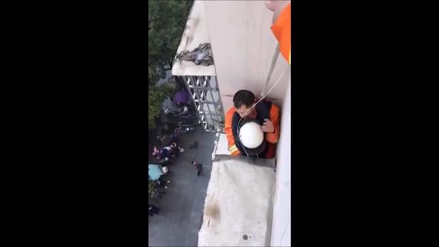 Il salvataggio della bambina è mozzafiato