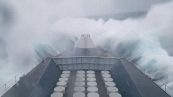 Duello da paura: la nave da guerra sfida la tempesta