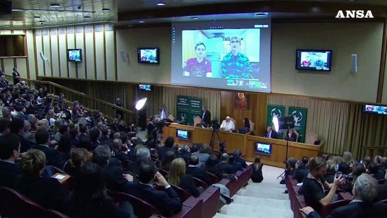 Papa Francesco, "non siate giovani-divano, rischiate"