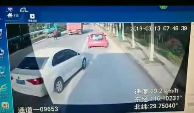 Inchioda davanti all'autobus per far salire la moglie. Arrestato