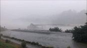 La tempesta è devastante: il ponte viene travolto e crolla