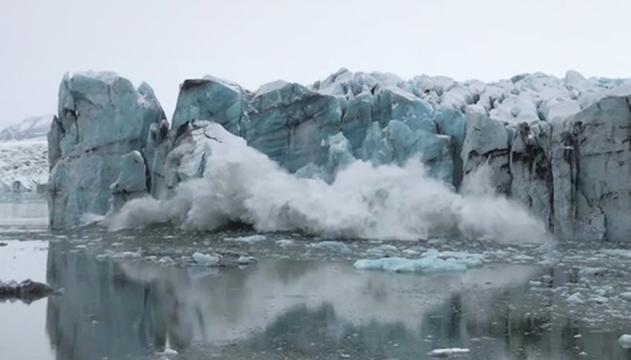 Il ghiacciaio crolla e crea tsunami: turisti nel panico