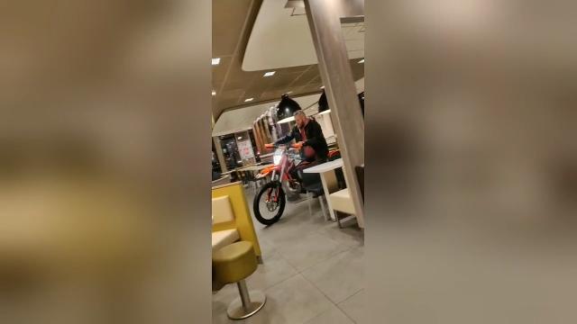 Paura al fast food: folle entra in moto in un McDonalds