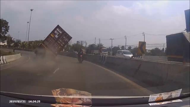 Camion si capovolge, il motociclista si salva per miracolo