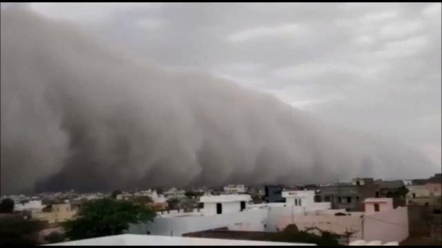 L'impressionante tempesta di sabbia travolge la città