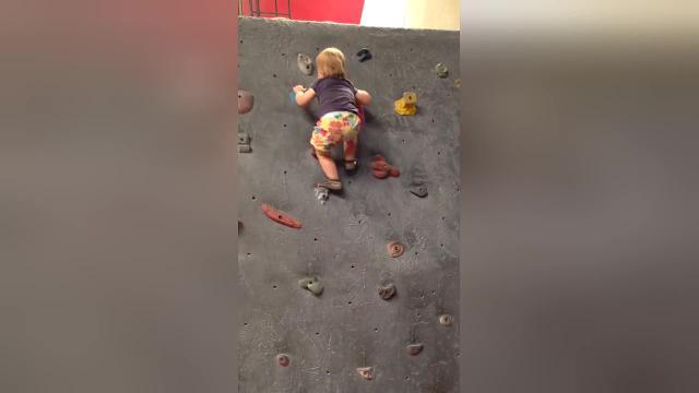A pochi mesi questa bambina è già un'arrampicatrice nata