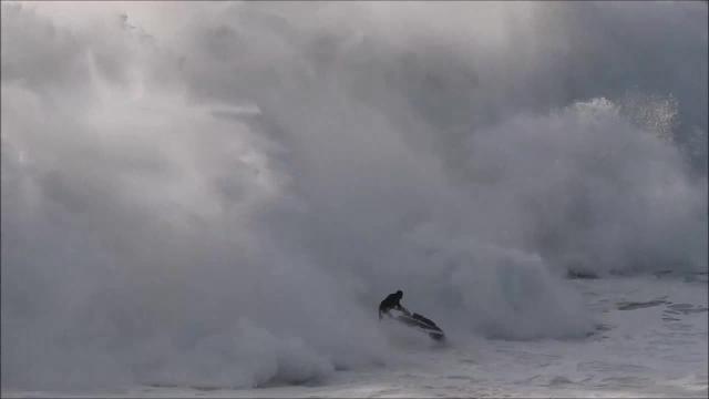 Onda travolge il surfista, salvataggio al cardiopalmo