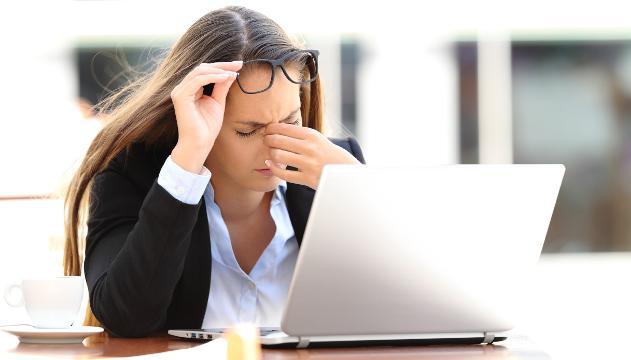 Occhi affaticati davanti al pc? Ecco le regole d’oro per evitare questo problema