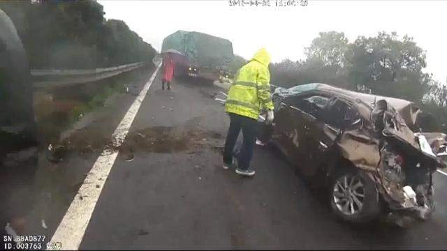 Taglia la strada al camion, l'incidente è pauroso