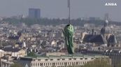 Parigi, statue in volo dalla cattedrale di Notre Dame