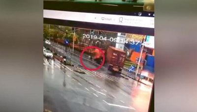 Donna 'inseguita' dal tir: lo scampato incidente è incredibile