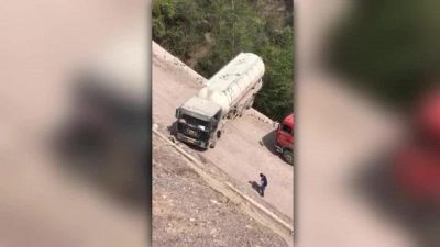 La inversione a U di questo camionista è terrificante