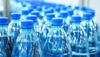 In Italia beviamo troppa acqua in bottiglia