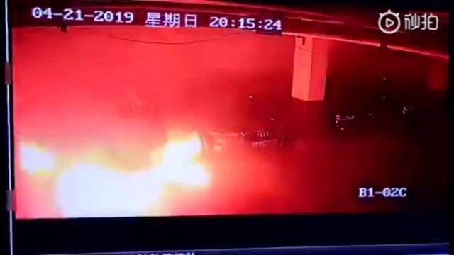 Tesla Model S esplode in un parcheggio