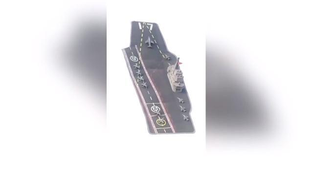 Pazzesco: una portaerei che solca i cieli. Illusione ottica o...