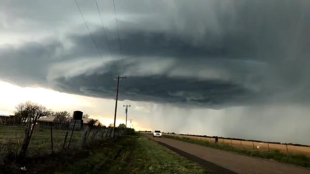 "Navicella spaziale" sopra i cieli del Texas, lo spettacolare evento atmosferico inganna tutti...