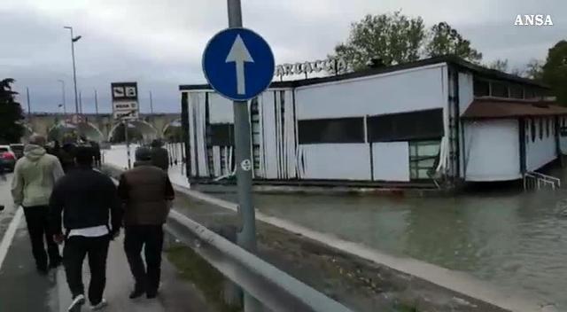 A Peschiera del Garda ristorante galleggiante si stacca dal molo