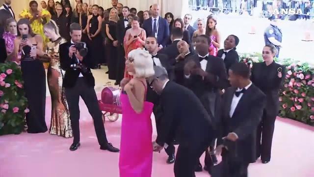 Striptease di Lady Gaga sulla scalinata del Met Gala