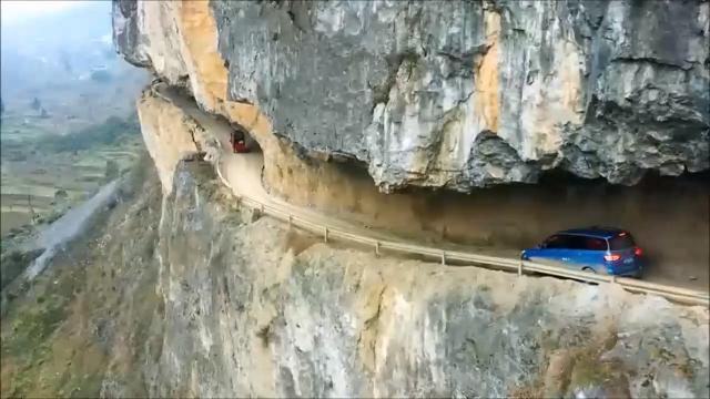 Una strada da brividi scavata nella roccia sugli strapiombi