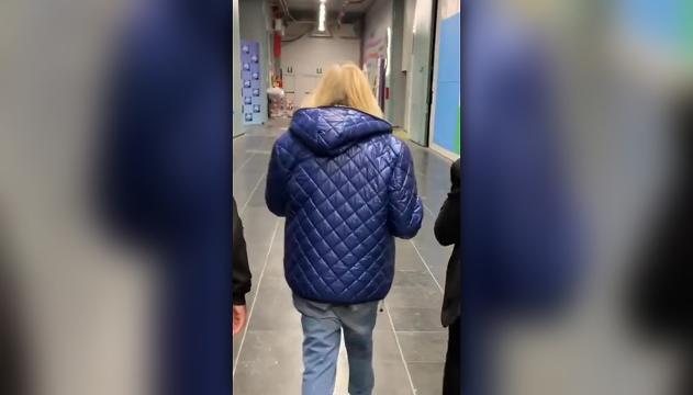 Troppa dieta? A Mara Venier cadono i pantaloni