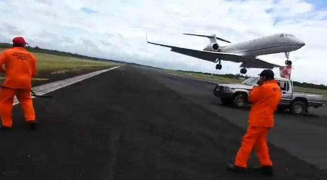 Paura in pista: aereo sfiora camioncino