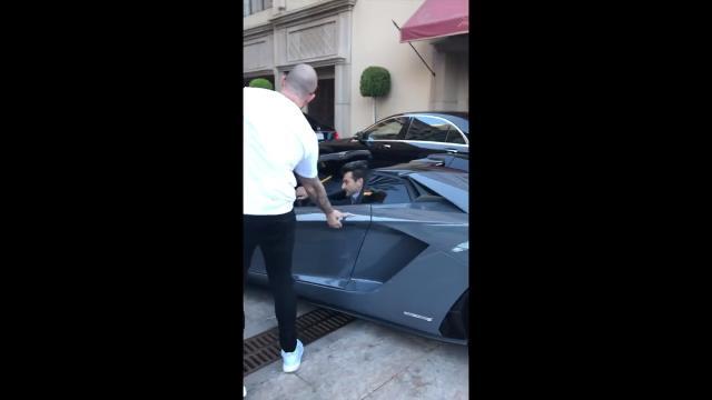 Il parcheggiatore fa un giro sulla Lamborghini da 380mila euro. Il proprietario va su tutte le furie